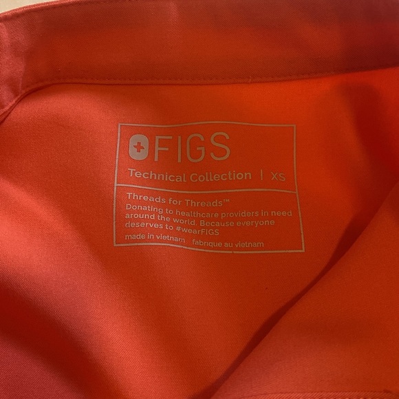 FIGS Rafeale Oversized SCRUB TOP - Picture 2 of 2